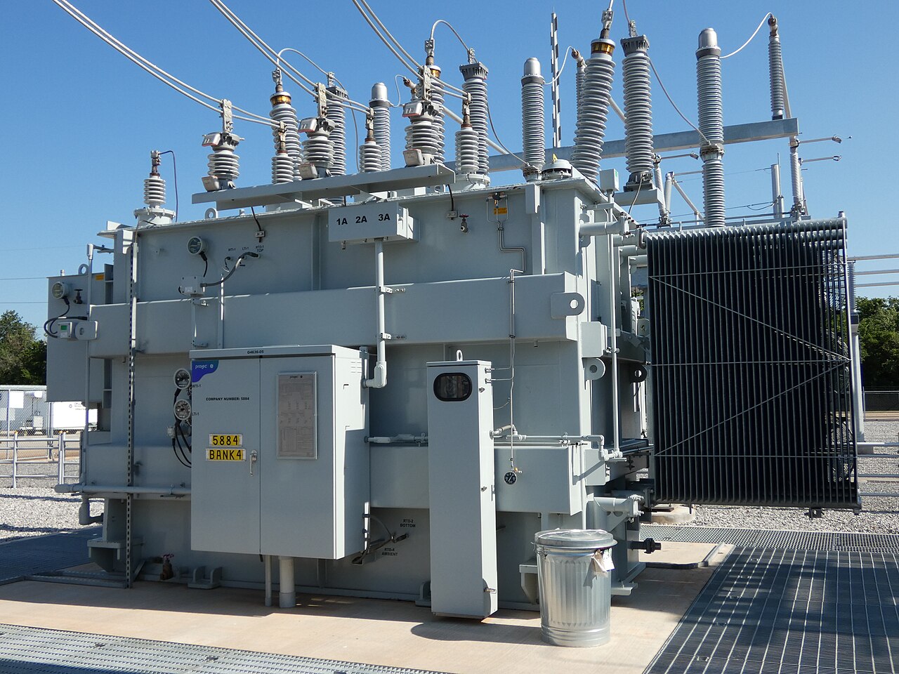 A substation power transformer rated 138 / 12.5 kV.